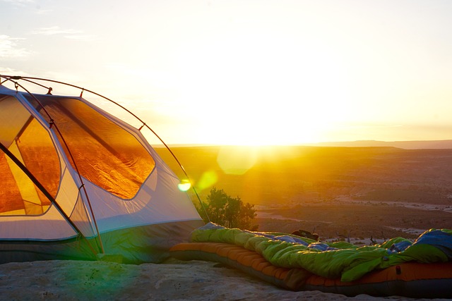 Van zipline tot speleologie: De coolste outdoor activiteiten naast je tent