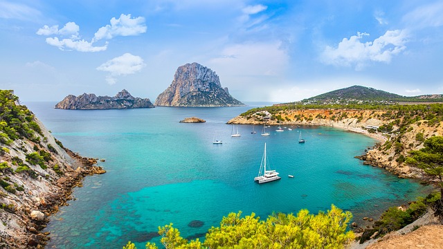 Yachten op Ibiza: Luxe varen langs de mooiste plekken van de Balearen